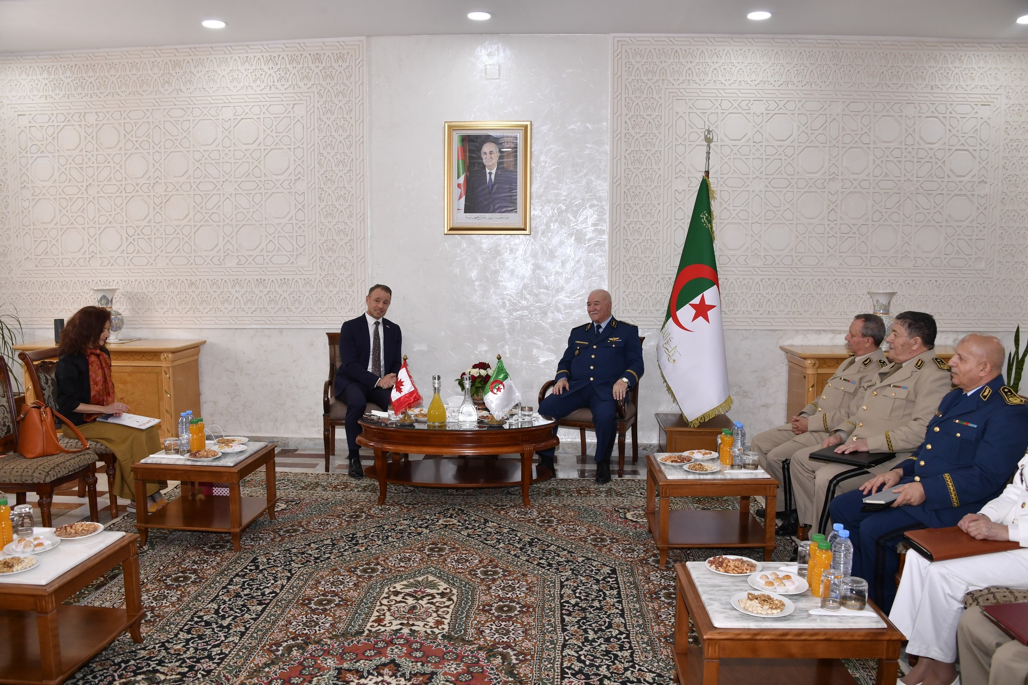 الأمين العام لوزارة الدفاع الوطني يستقبل سفير كندا بالجزائر