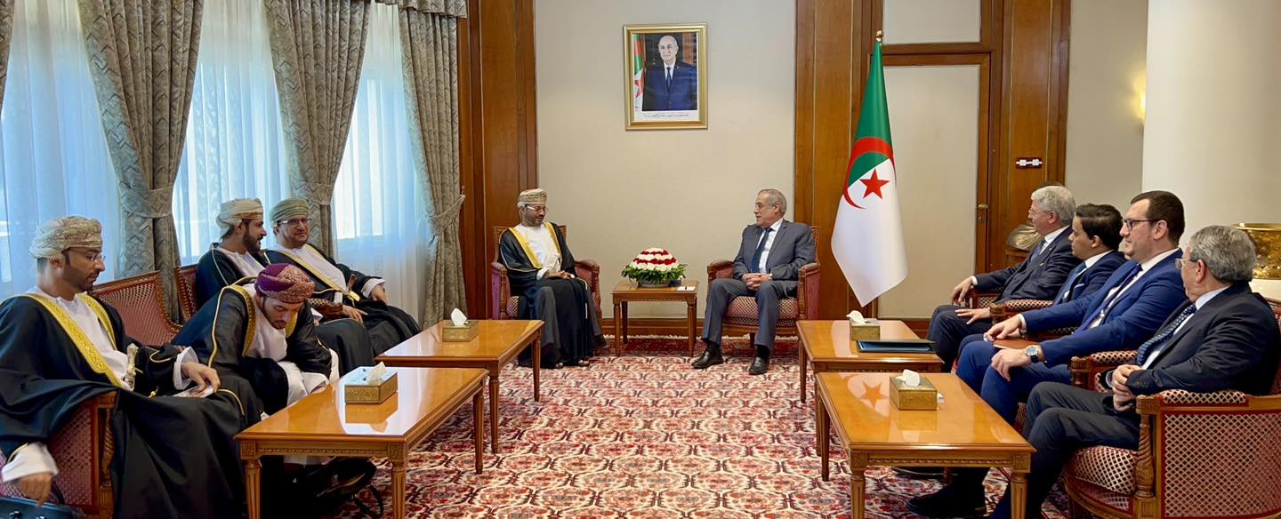 الوزير الأول يستقبل وزير خارجية سلطنة عمان  