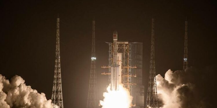 الصين: إطلاق قمر صناعي جديد لخدمات الاتصالات والبث