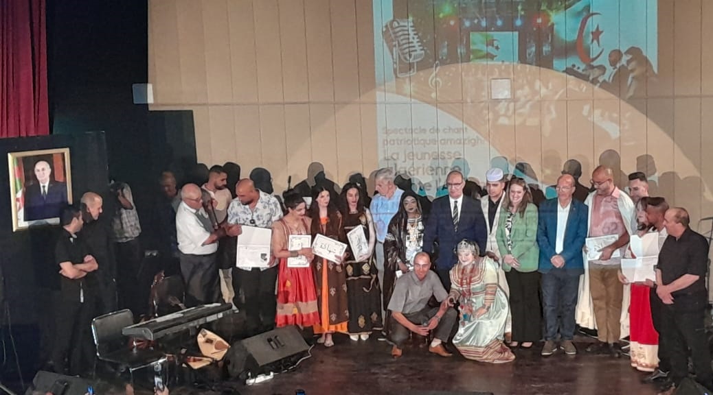 شباب الجزائر يغني للوطن