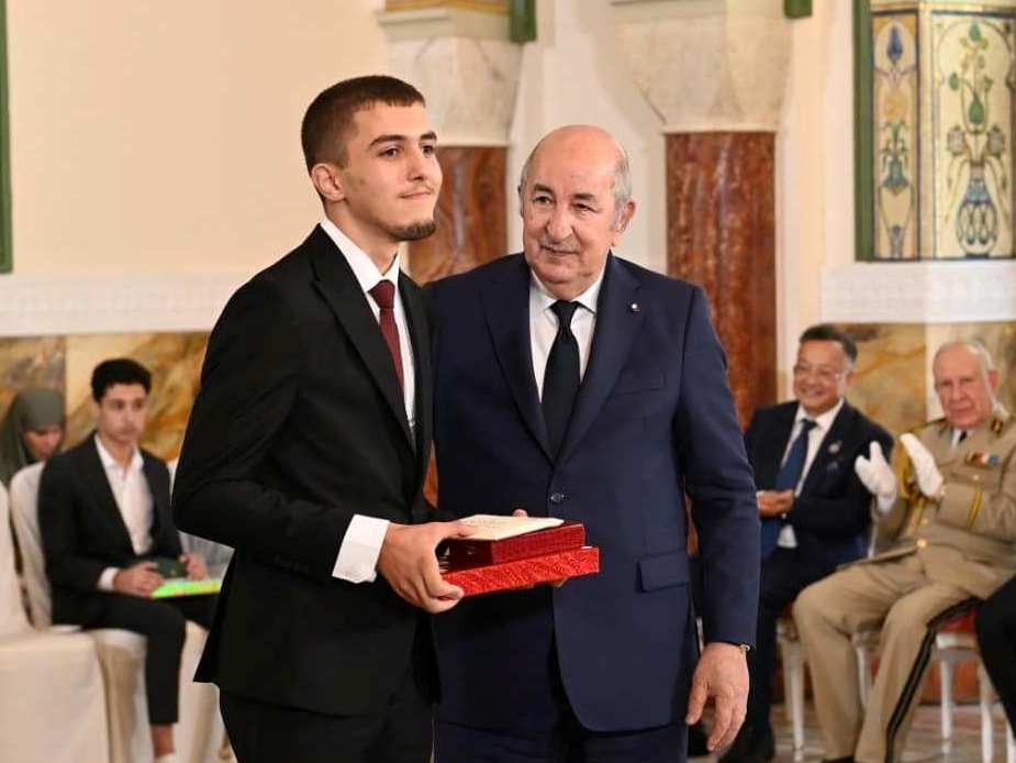 La président de la République félicitant Chemseddine Derrache