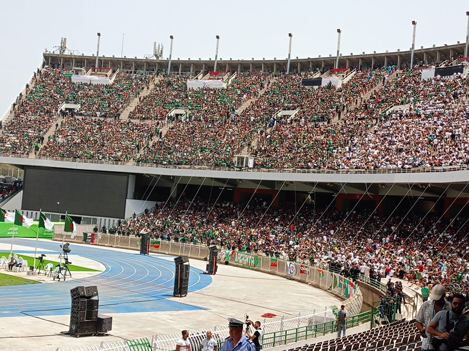 أجواء احتفالية كبيرة بملعب 5 جويلية