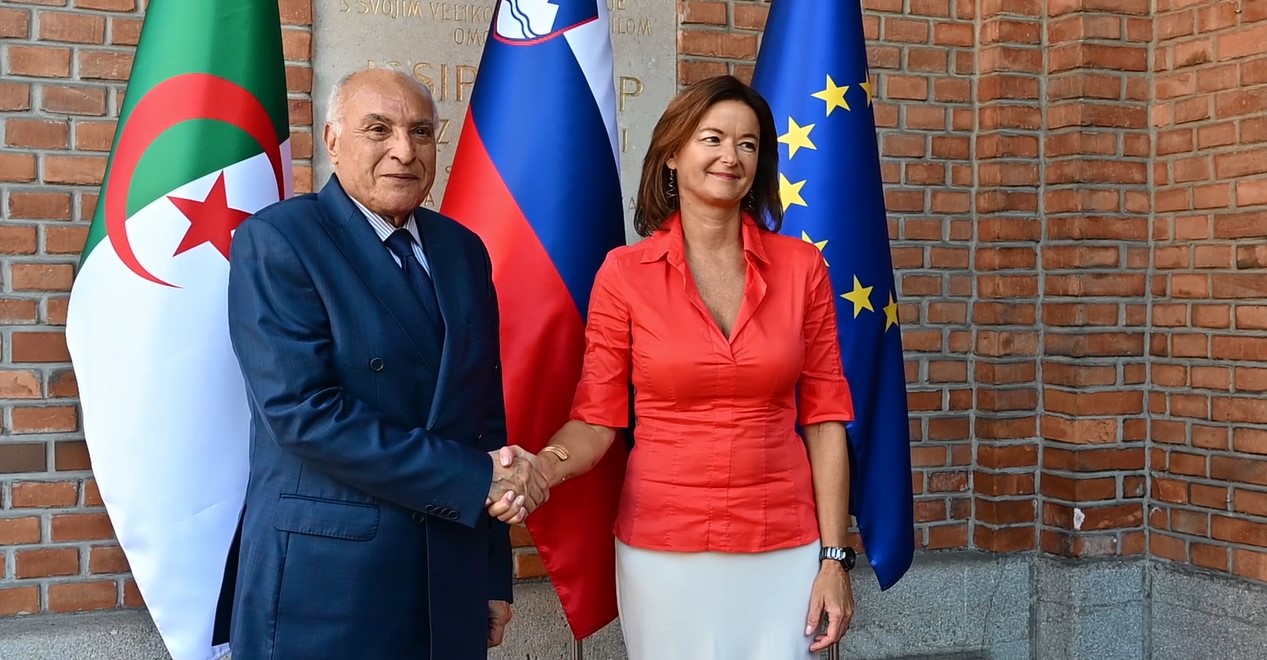 عطاف يجري محادثات ثنائية مع  نائبة رئيس الوزراء ووزيرة الخارجية والأوروبية بسلوفينيا