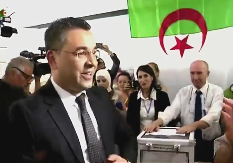 المترشح عن جبهة القوى الاشتراكية، يوسف اوشيش يؤدي واجبه الانتخابي