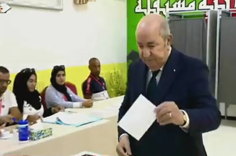 المترشح الحر، عبد المجيد تبون يؤدي واجبه الانتخابي