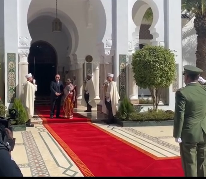 رئيس الجمهورية يخص نظيرته الهندية باستقبال رسمي بمقر رئاسة الجمهورية