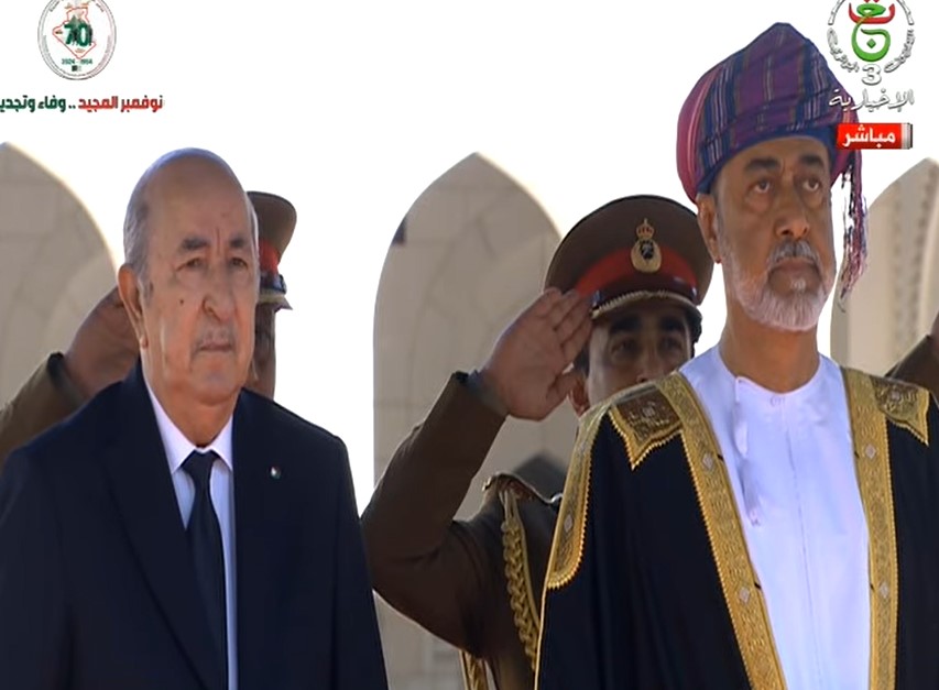 رئيس الجمهورية يحظى باستقبال رسمي من قبل سلطان عمان