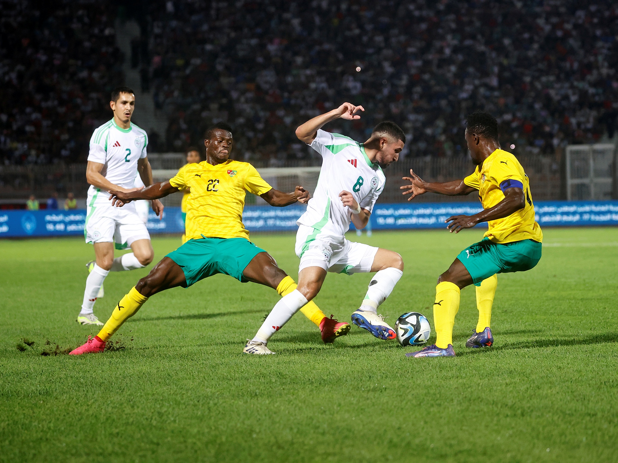 Houssem Aouar dans ses oeuvres face au Togo