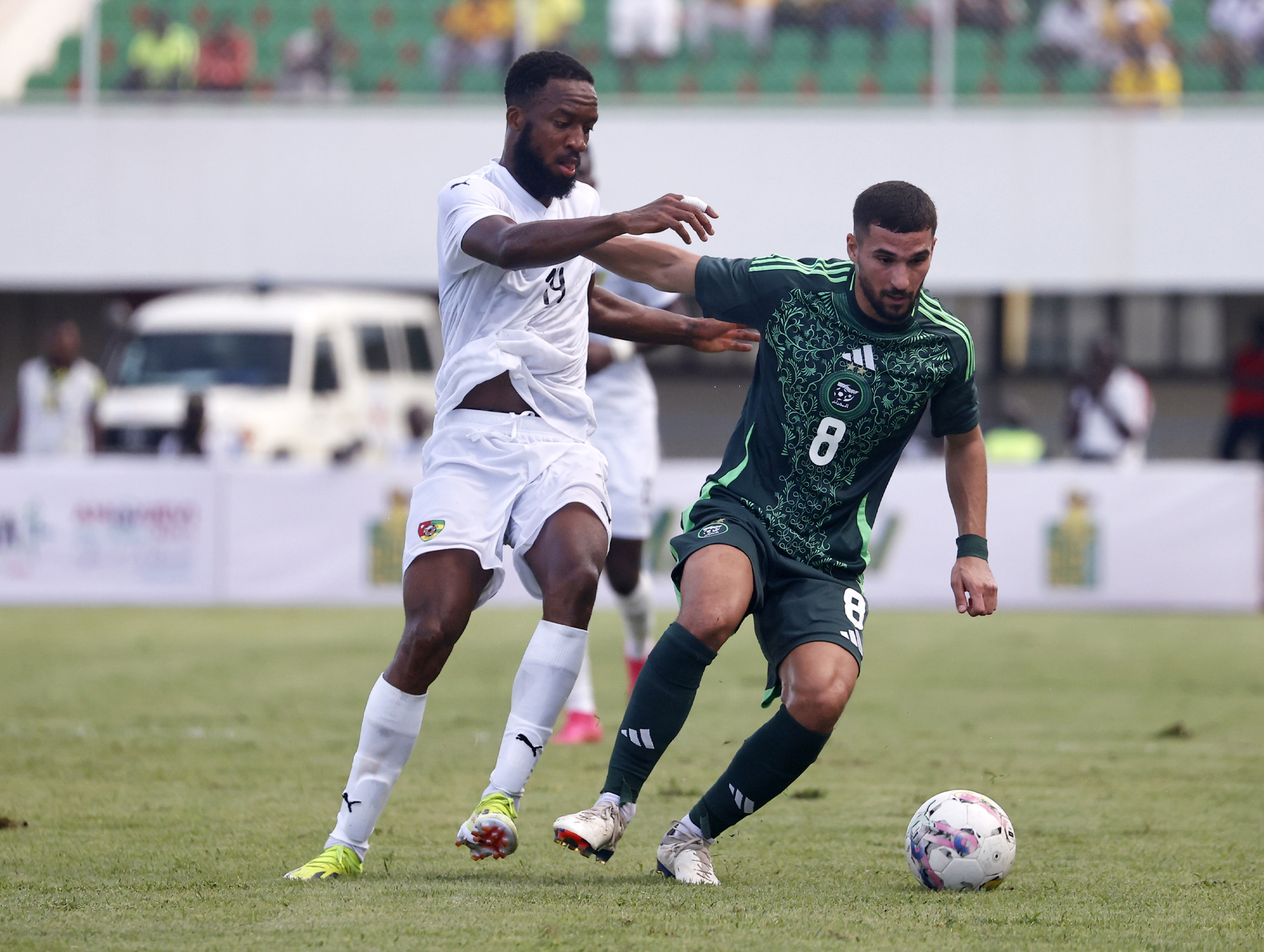 Houssem Aouar dans ses oeuvres face au Togo