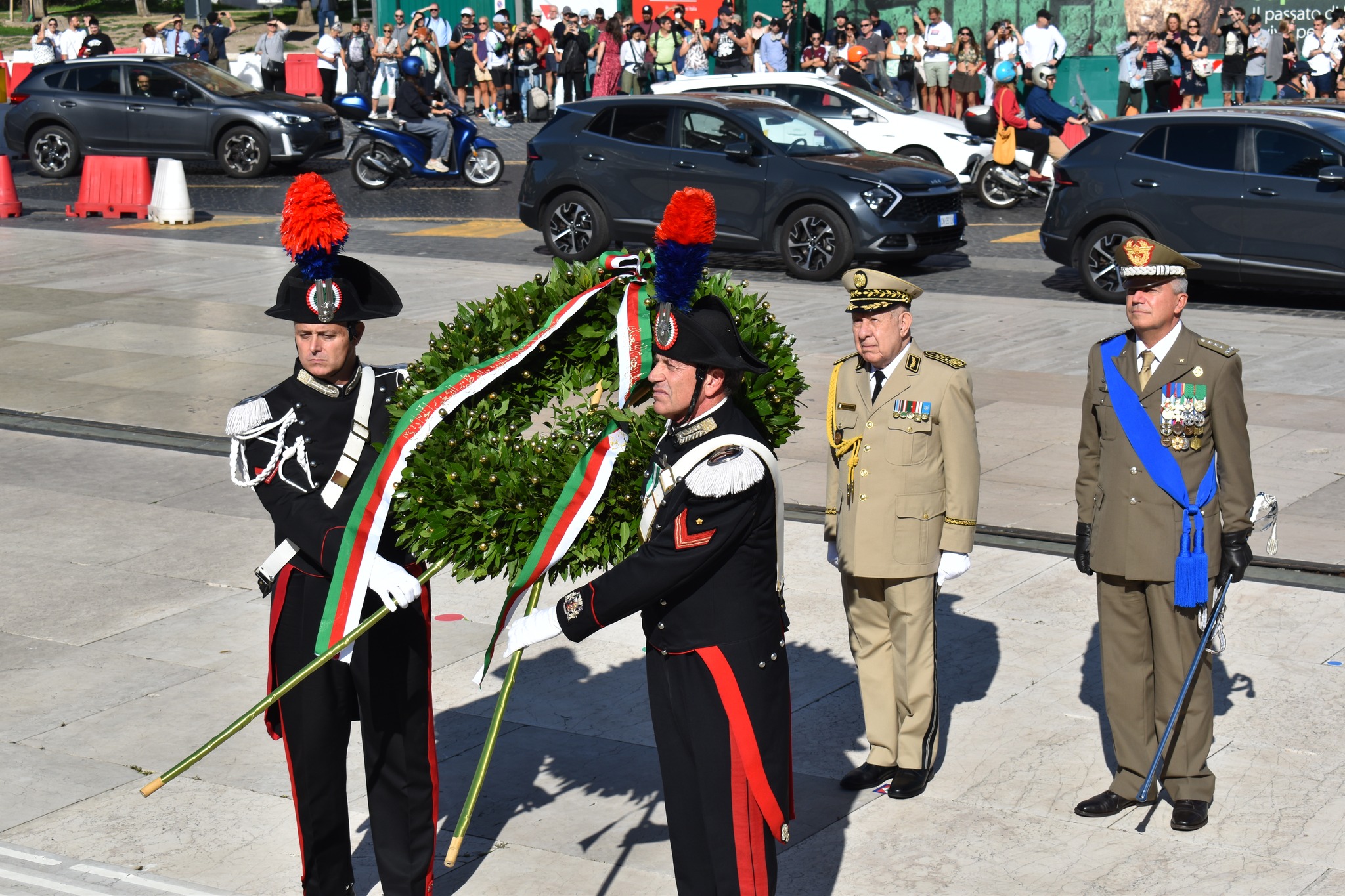 le Général d'Armée Saïd Chanegriha visite le monument historique «Autel de La Patrie»