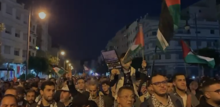 صورة لموجة مظاهرات بعد رسو سفينة بميناء طنجة تحمل أسلحة متجهة إلى الكيان الصهيوني