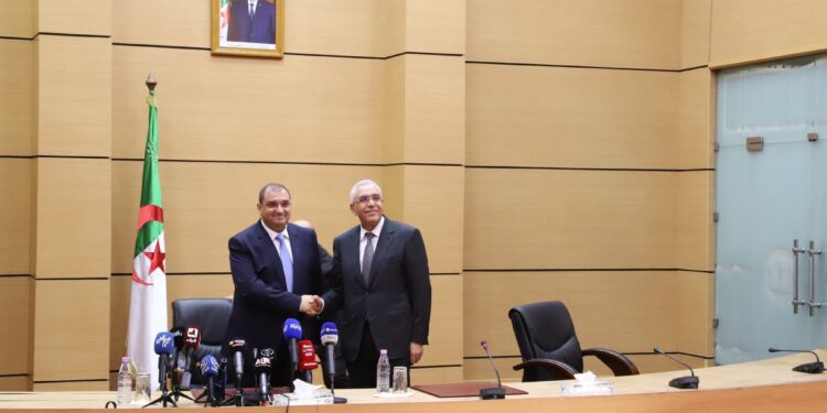لطفي بوجمعة يتسلم مهامه على رأس وزارة العدل