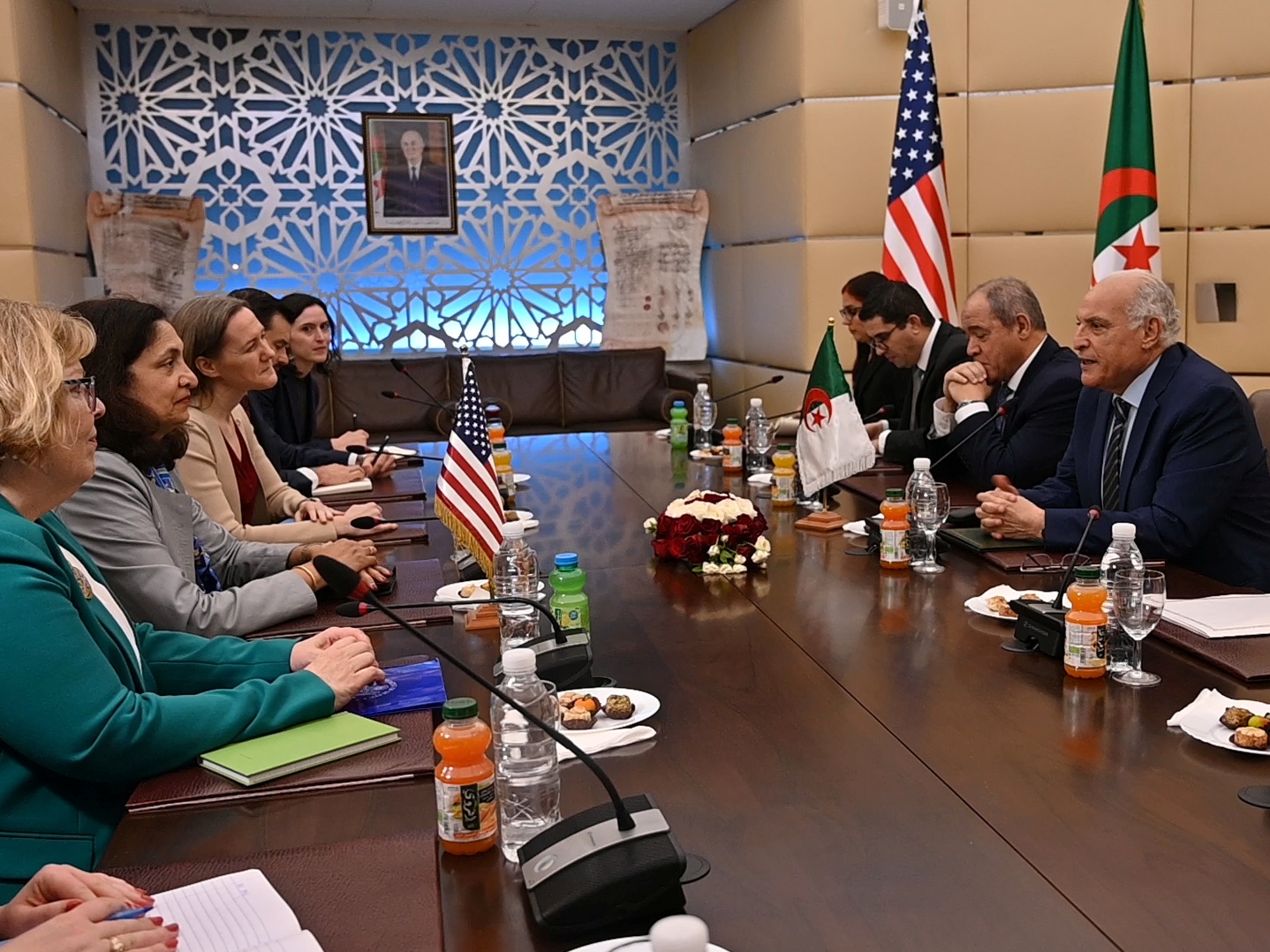 عطاف يستقبل مسؤولتين أمريكيتين | الإذاعة الجزائرية