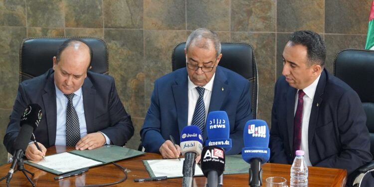 السيد سيفي غريب يستلم مهامه كوزير للصناعة