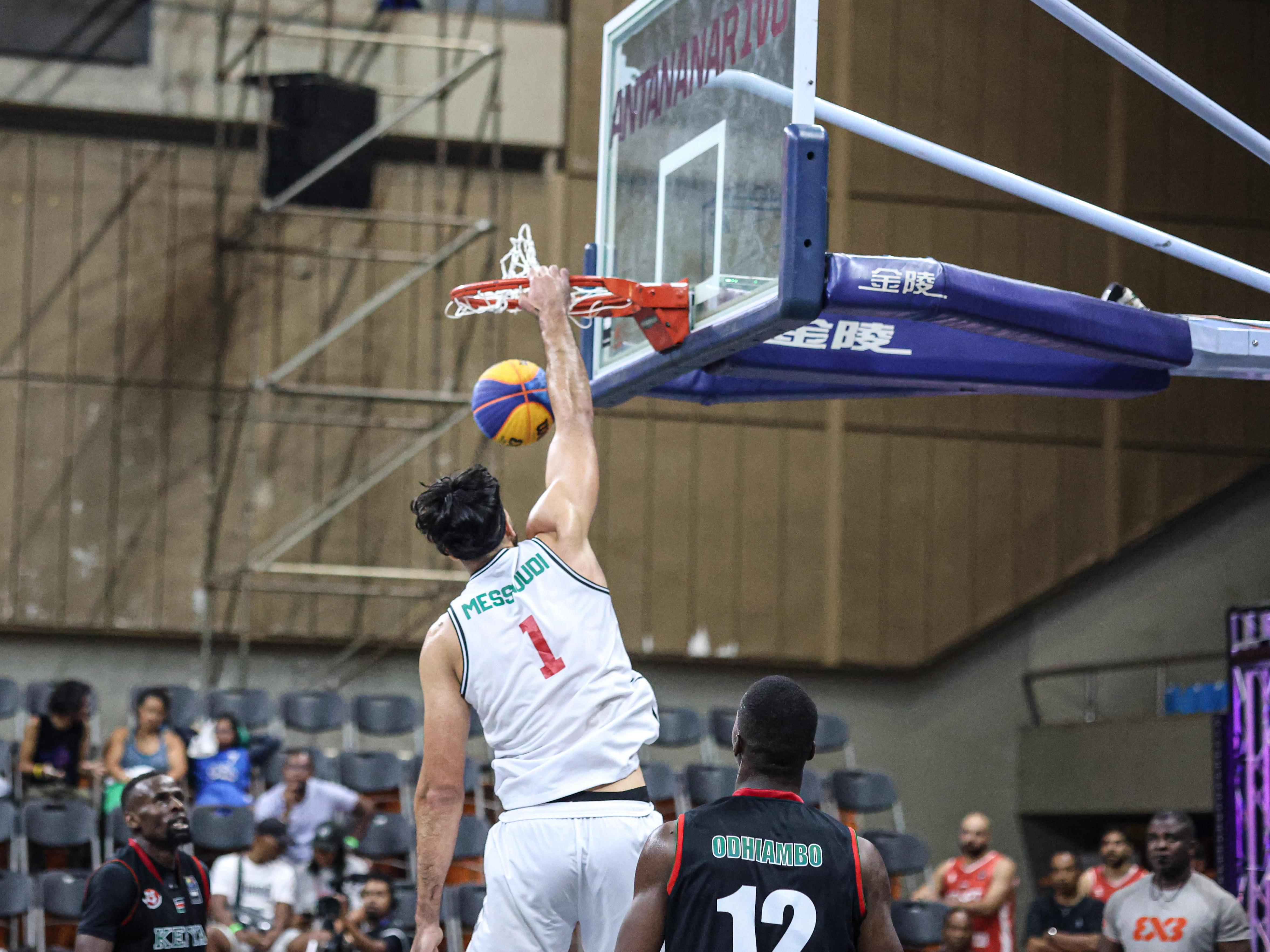 Messaoudi dans ses oeuvres face au Kenya