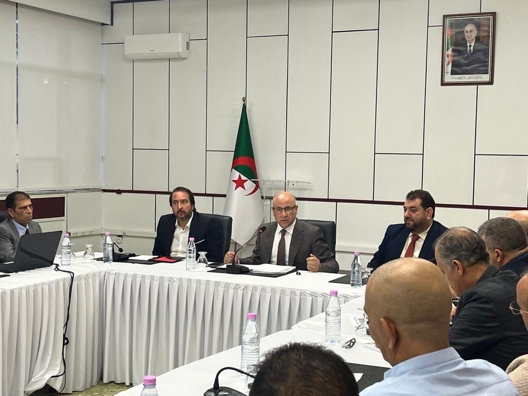 صورة للقاء وزير التجارة وترقية الصادرات الطيب زيتوني مع الناشطين في شعبة البن