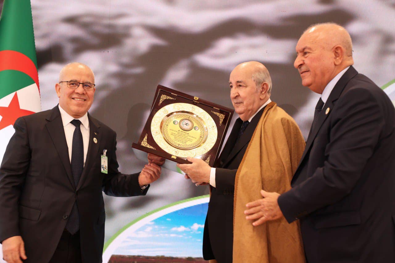 الإتحاد الوطني للفلاحين الجزائريين يكرم رئيس الجمهورية
