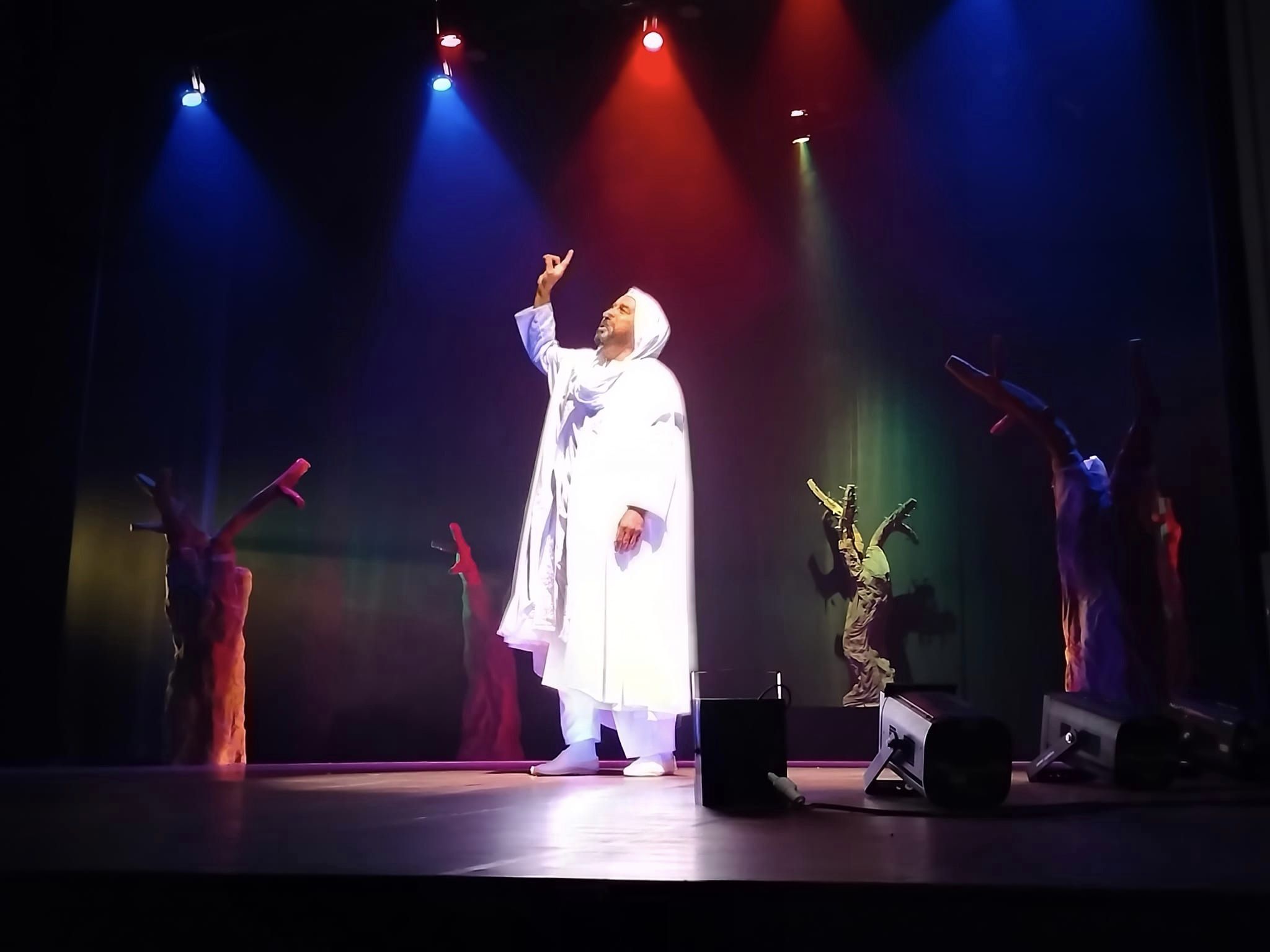 مسرحية ثائرون