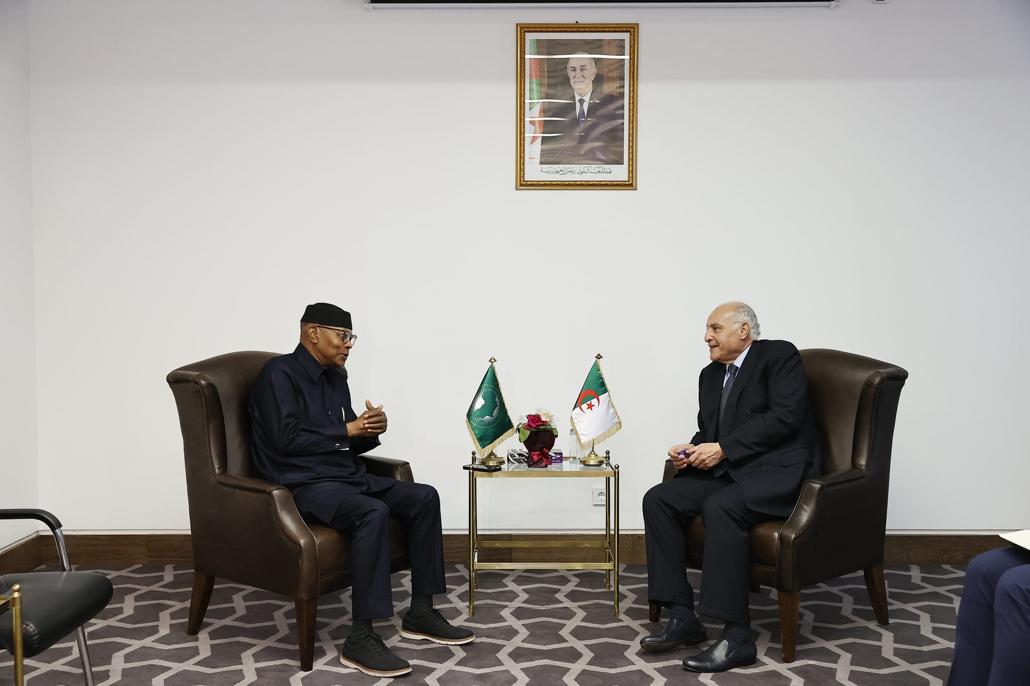 عطاف يجري  محادثات ثنائية مع الممثل السامي للاتحاد الإفريقي المعني بإسكات البنادق  ورئيس الآلية الإفريقية بشأن السودان