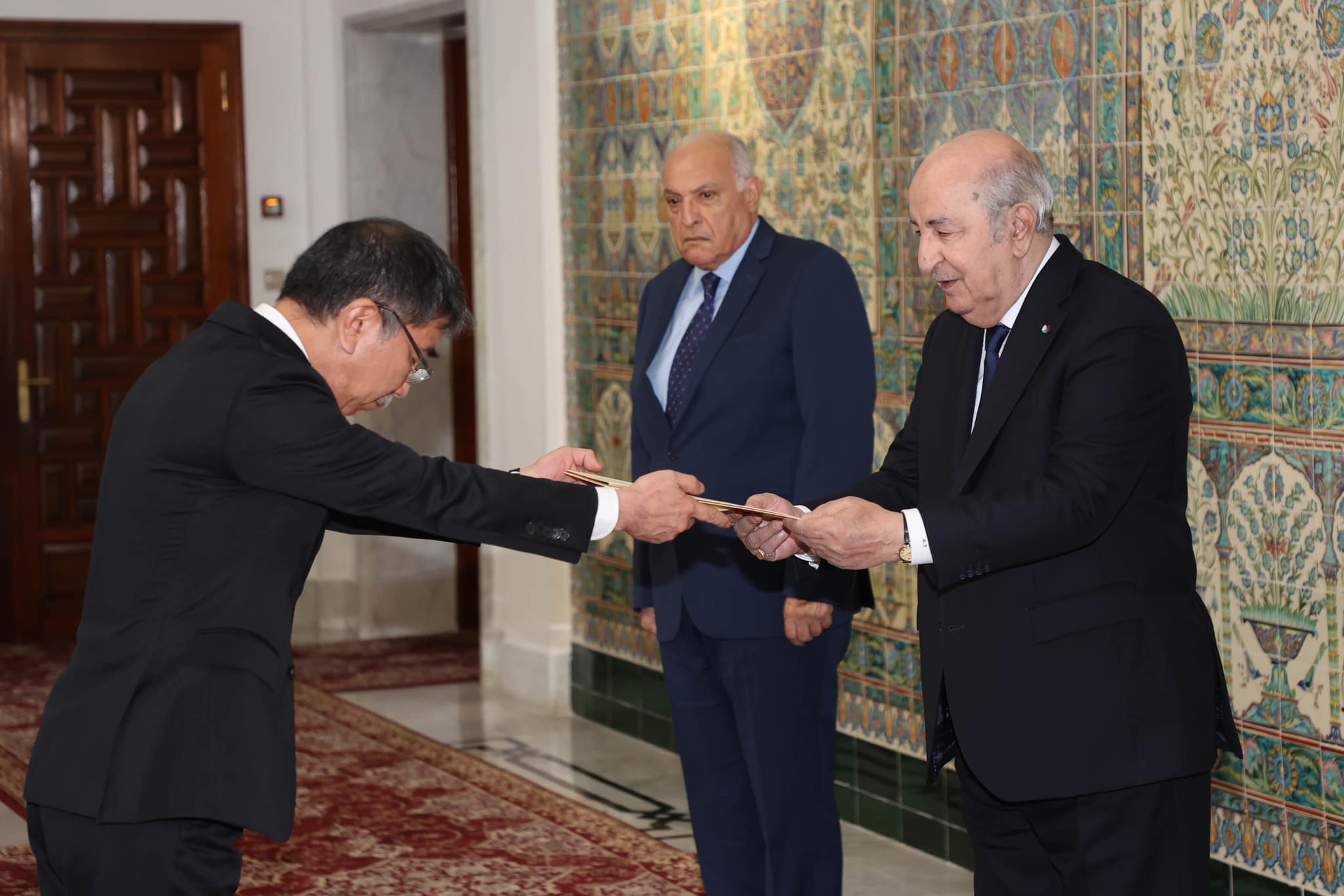 رئيس الجمهورية يتسلم أوراق اعتماد خمسة سفراء جدد لدى الجزائر