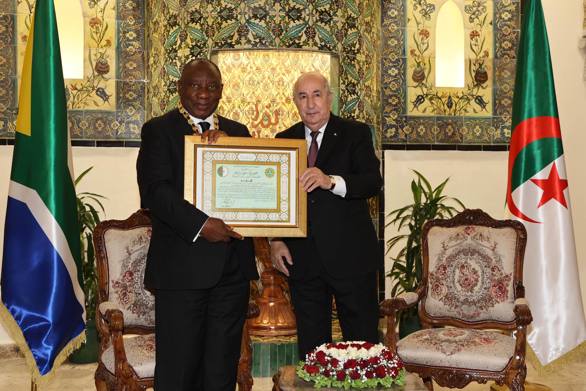 Le Président de la République décore son homologue d'Afrique du Sud de la médaille de l'Ordre du mérite national "Athir"