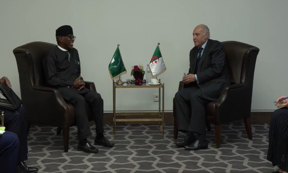 عطاف يجري مباحثات ثنائية مع مفوض الاتحاد الإفريقي للشؤون السياسية والسلم والأمن