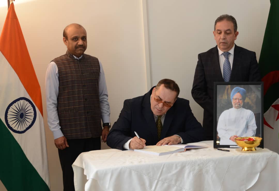 Décès de l'ancien Premier ministre de la République de l'Inde : le ministre de la Communication signe au nom du Gouvernement algérien le registre de condoléances