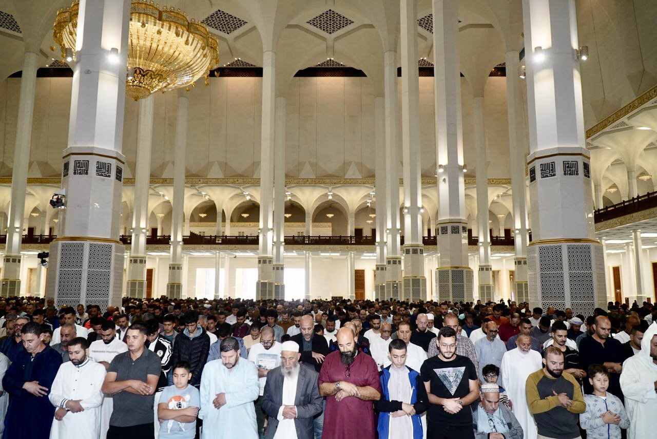 توقيت جديد لمرتادي قاعة الصلاة