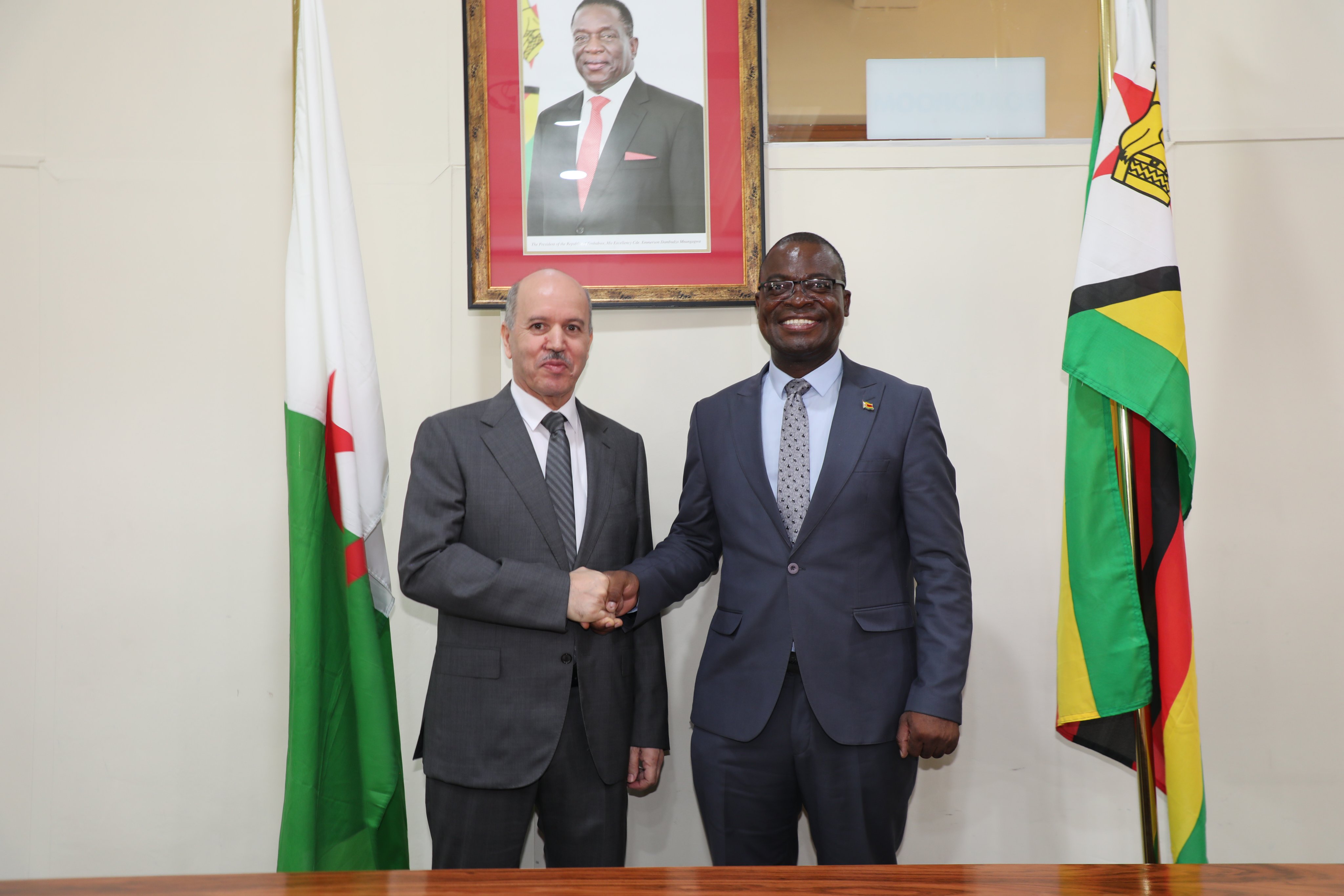 وزير الصحة يجتمع بهراري مع وزير الخارجية والتجارة الدولية لزمبابوي