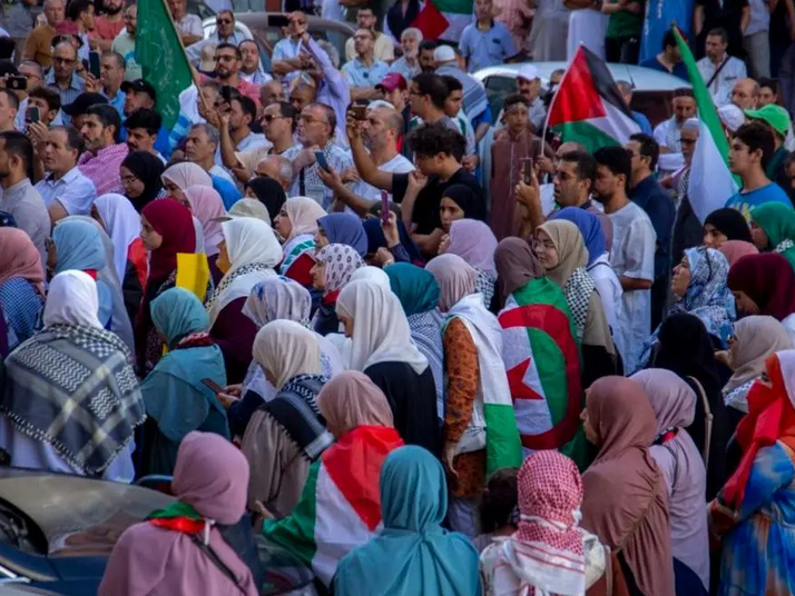 صورة لوقفة تضامنية بالجزائر العاصمة مع الشعب الفلسطيني