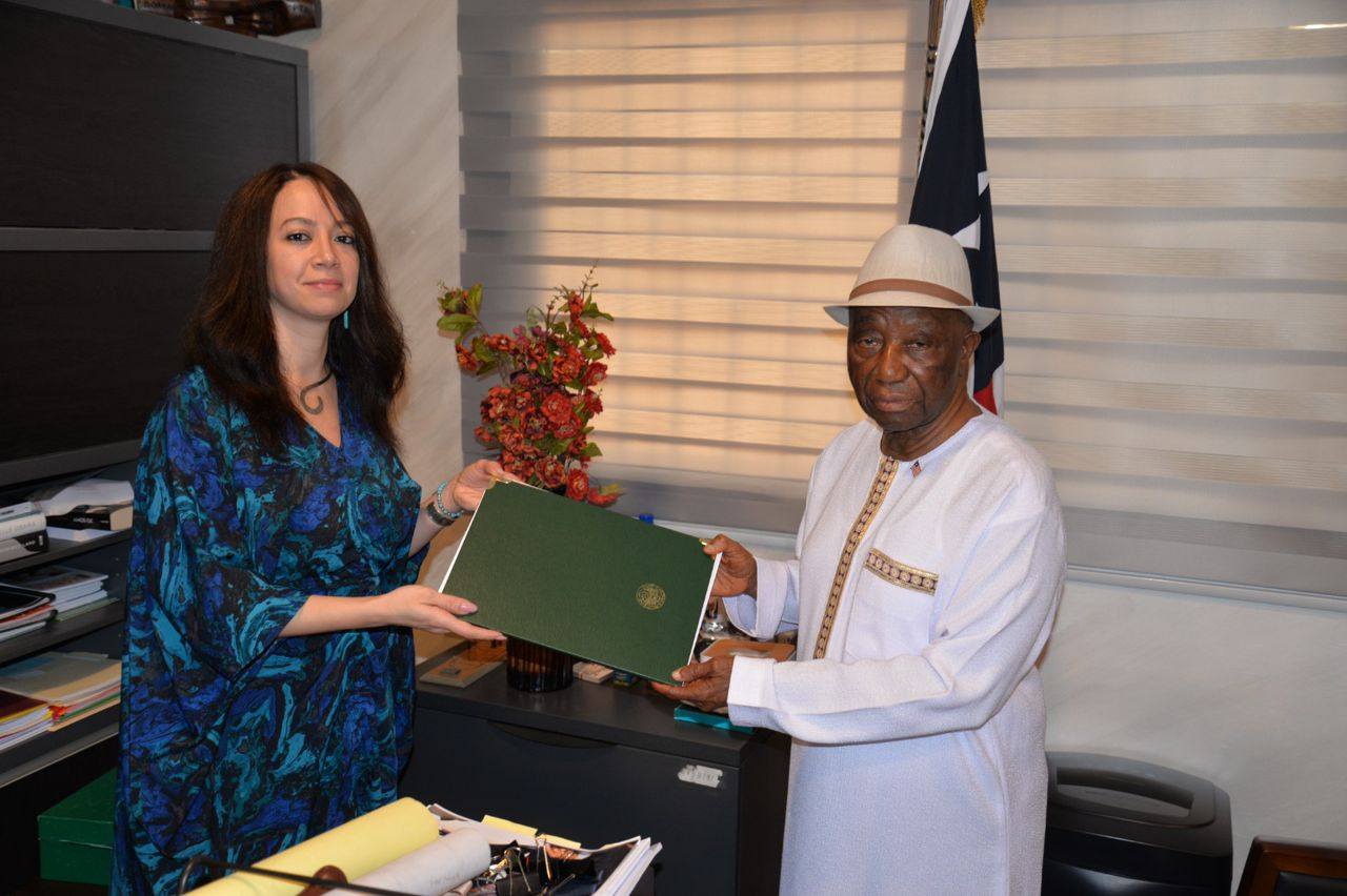 منصوري تسلم رسالة خطية من رئيس الجمهورية إلى الرئيس اللبيري