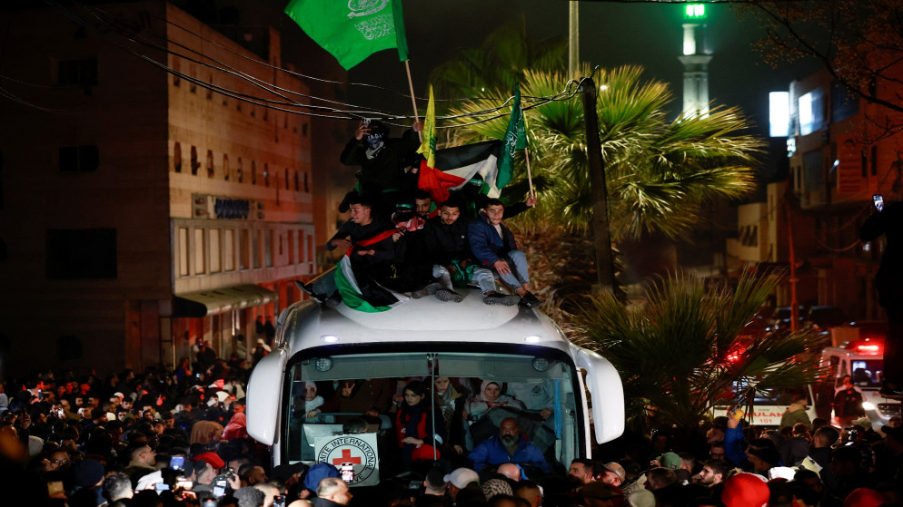 الاحتلال الصهيوني يفرج عن 90 معتقلا فلسطينيا