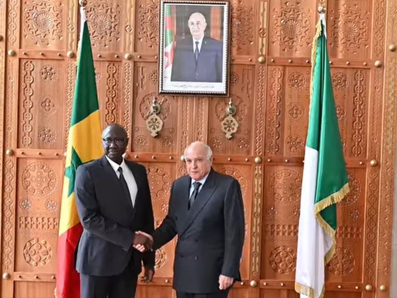 M. Attaf reçoit le ministre des Forces armées de la République du Sénégal