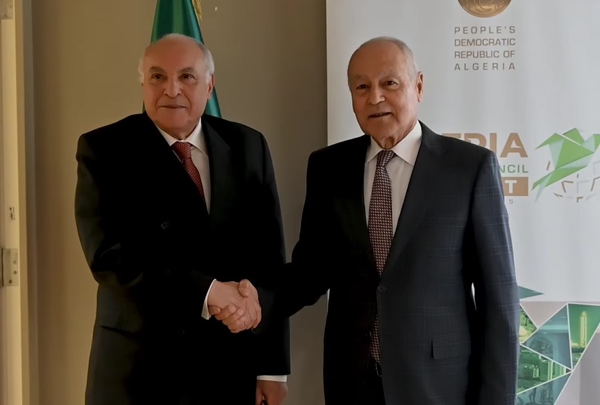 عطاف يجري محادثات مع الأمين العام لجامعة الدول العربية