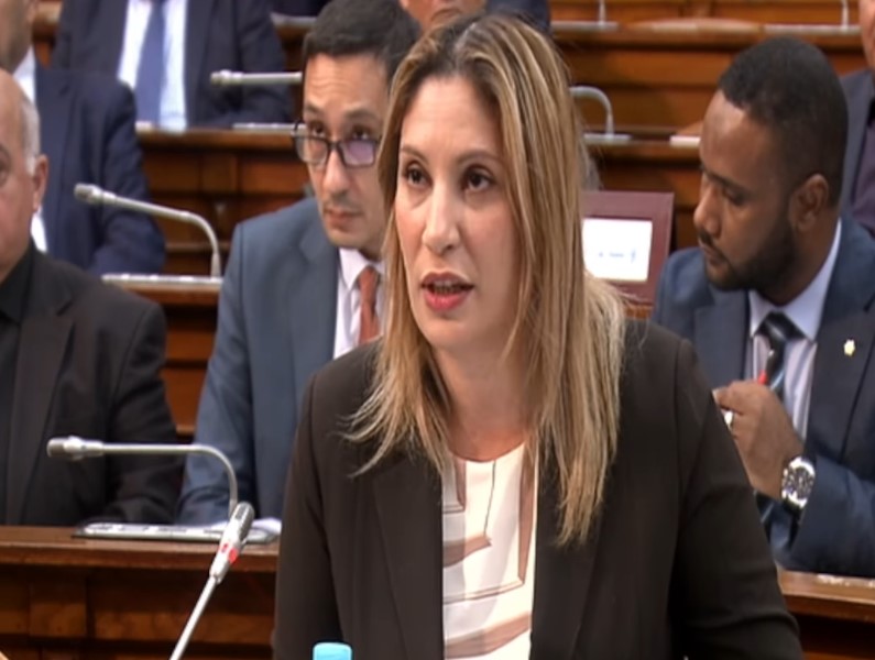 وزيرة البيئة