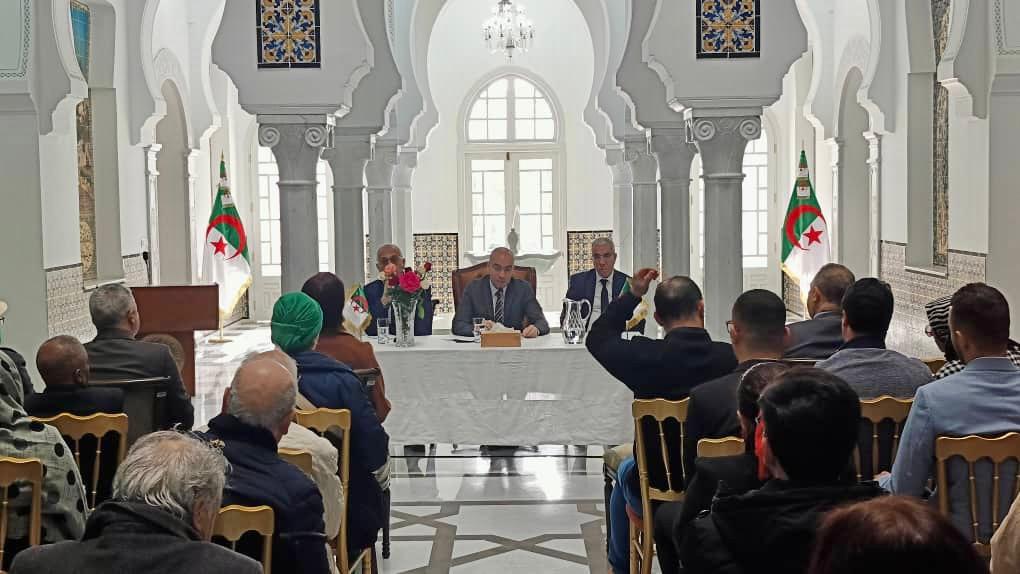 شايب يلتقي بأفراد الجالية الوطنية المقيمة بتونس