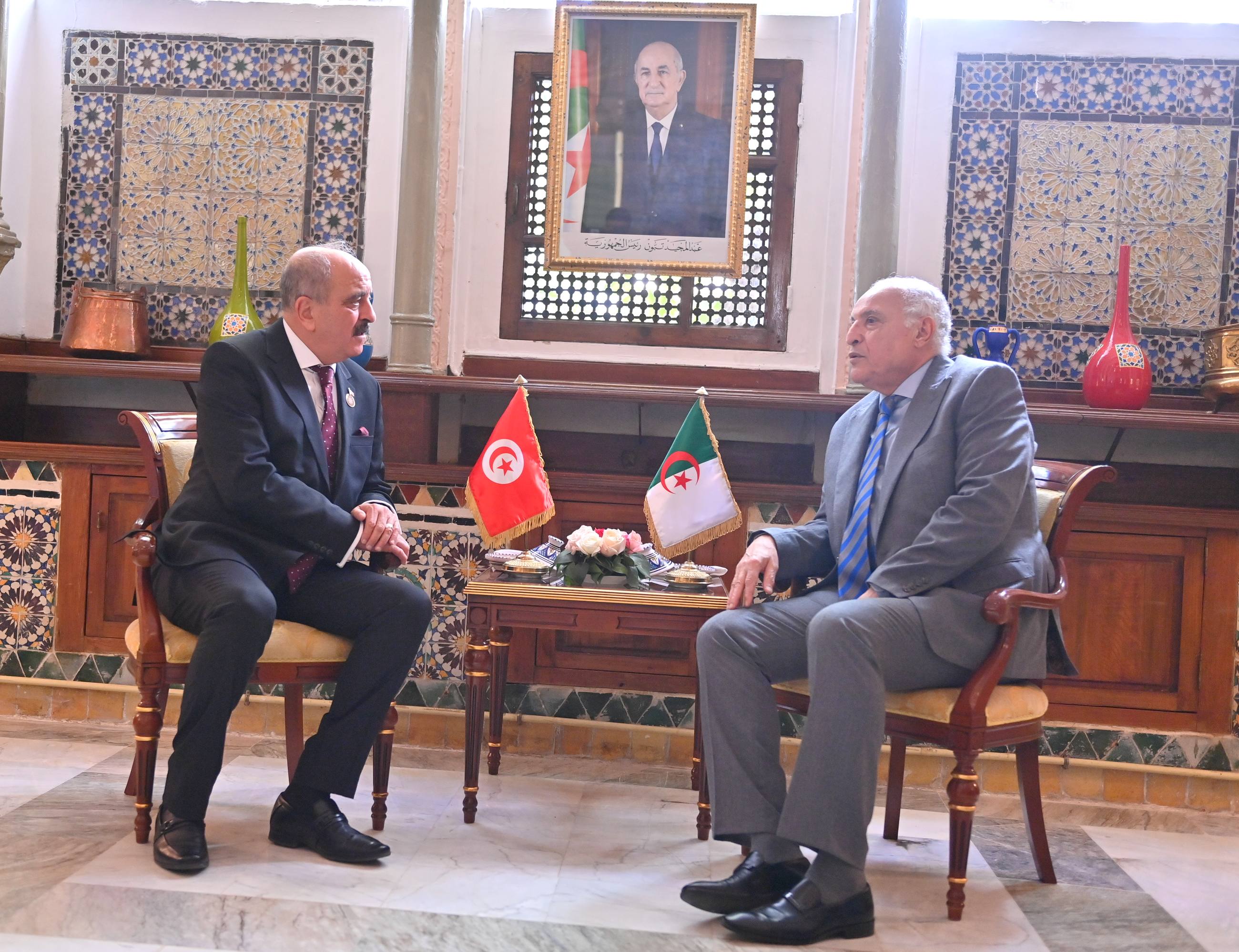 عطاف يجري محادثات مع نظيره التونسي