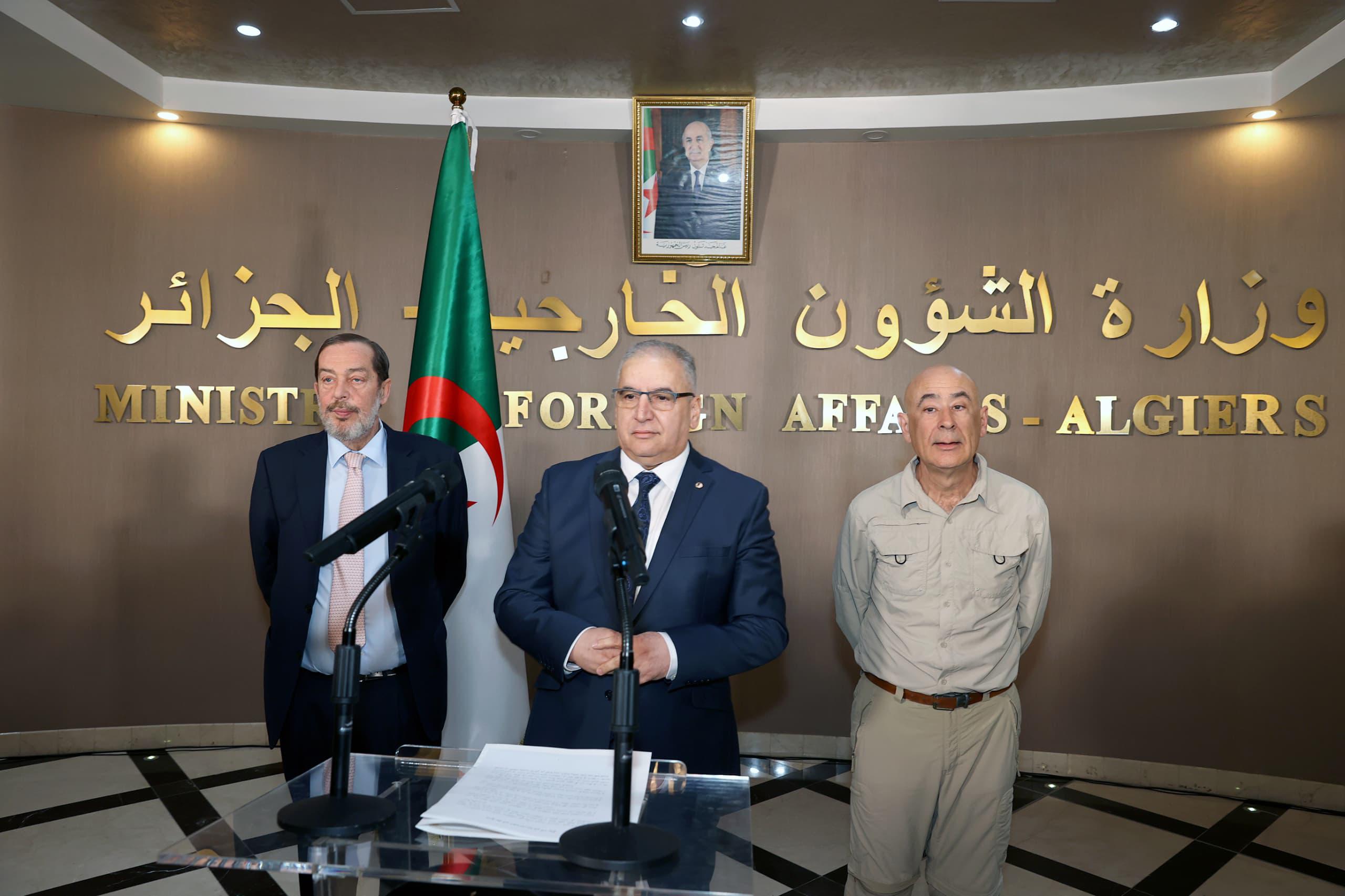 الجزائر تسلم الرعية الإسباني المحرر إلى سلطات بلاده