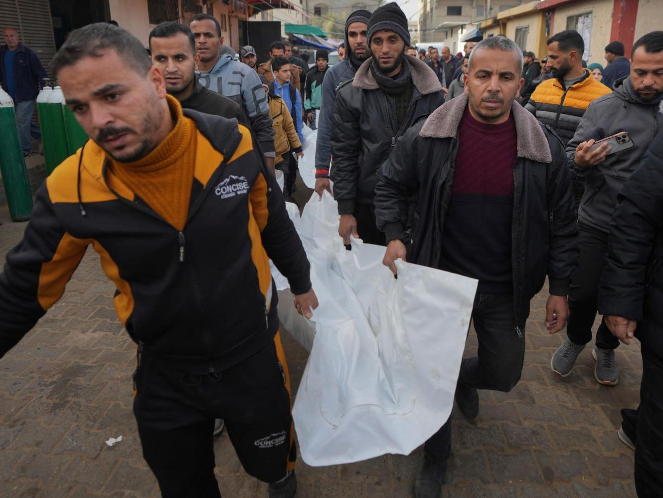 Quatre Palestiniens tombent en martyrs dans le camp de Bureij après  un bombardement sioniste lundi soir