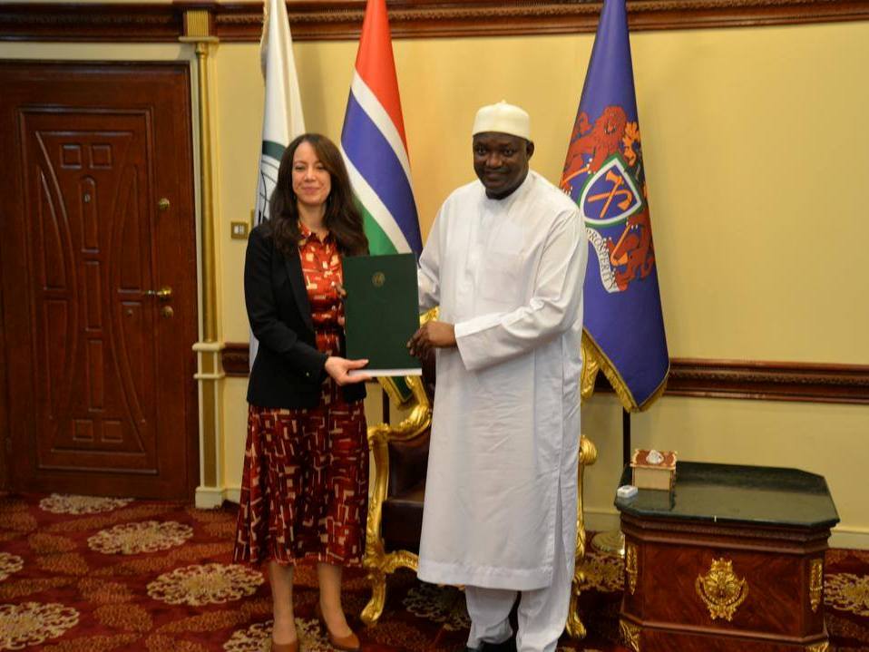 Mme Mansouri remet une lettre du président de la République à son homologue  gambien