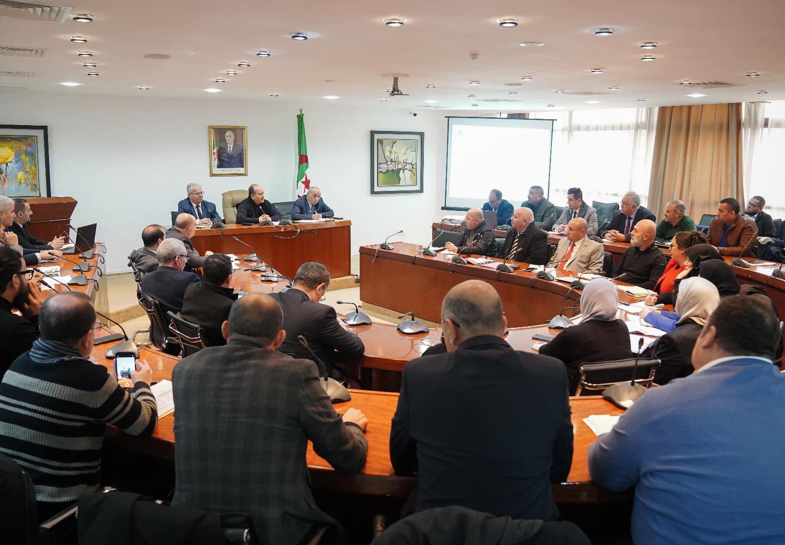 Industries électriques et électroniques : Gherib examine avec les opérateurs économiques le développement des deux filières