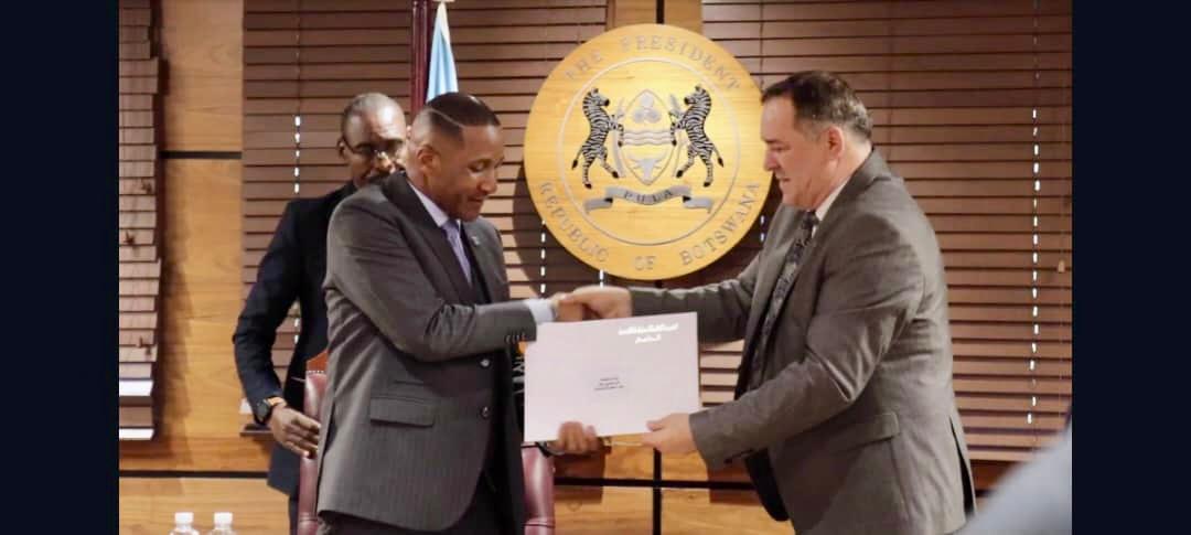 وزير الإتصال يسلم رسالة رئيس الجمهورية إلى الرئيس البوتسواني