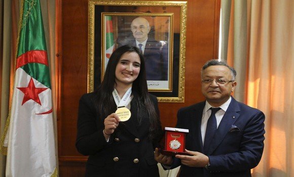 تكريم الحائزة على الميدالية الذهبية في المؤتمر الدولي حول "الأمن الغذائي والمائي"