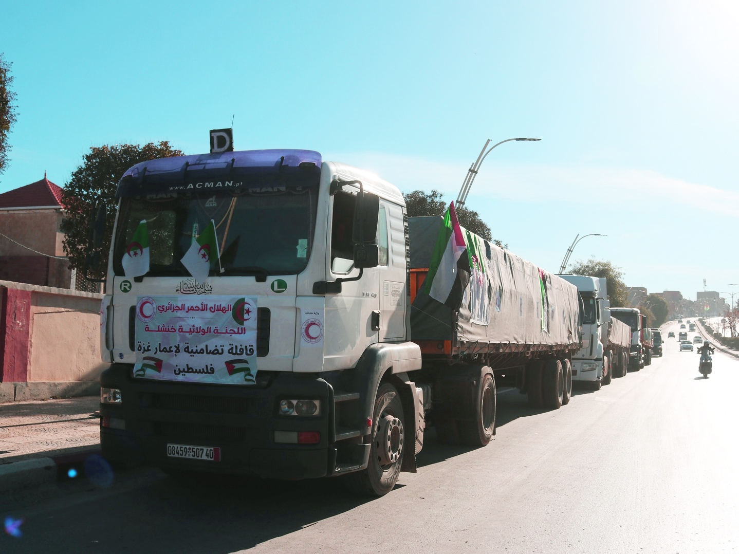 Une caravane de solidarité chargée de 54 tonnes d'aide humanitaire pour la  population de Ghaza s’ébranle de Khenchela