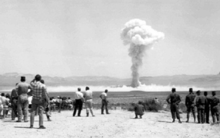 Explosions nucléaires françaises en Algérie