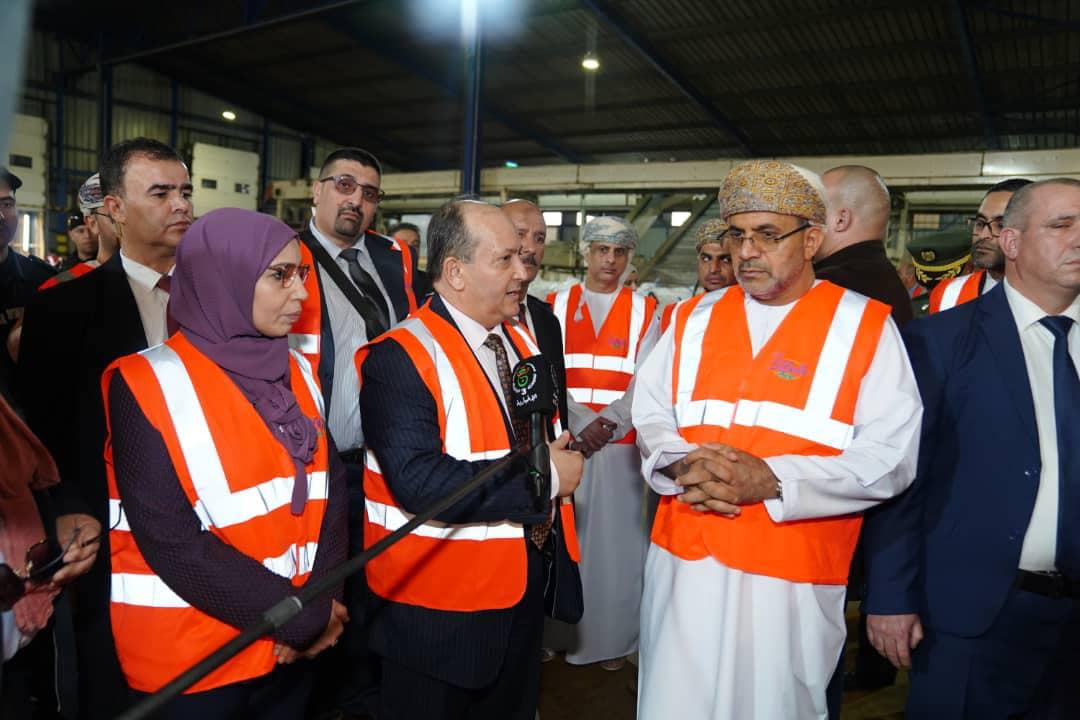 وفد عماني في زيارة إلى مجمع "لابال" لبحث فرص الشراكة