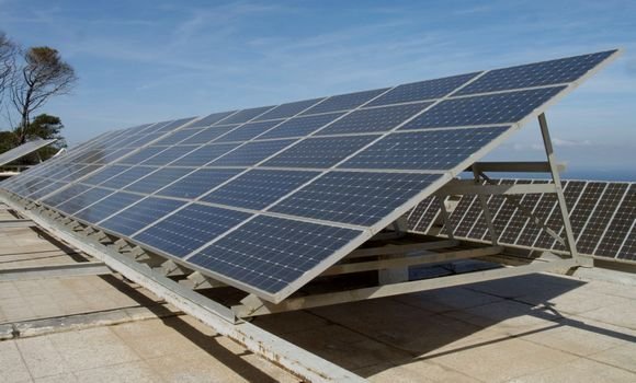 إطلاق أشغال إنجاز أكبر محطة لإنتاج الكهرباء بالطاقة الشمسية بغارا جبيلات