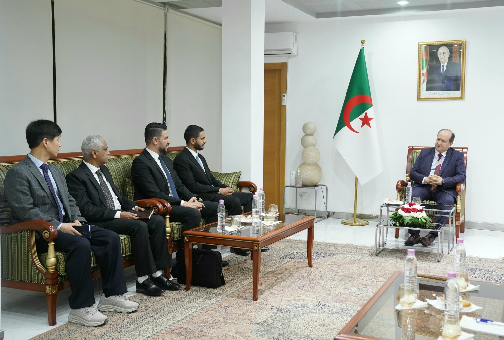 غريب يستقبل ممثلي مجموعة "بهوان" العمانية وشركة "هيونداي" الكورية لصناعة السيارات