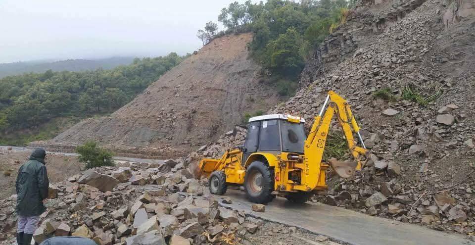 اعادة فتح الطرقات وازالة الأوحال في جيجل وبجاية  