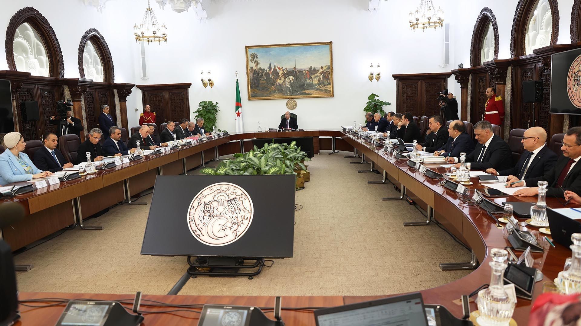 رئيس الجمهورية يترأس اجتماعا لمجلس الوزراء
